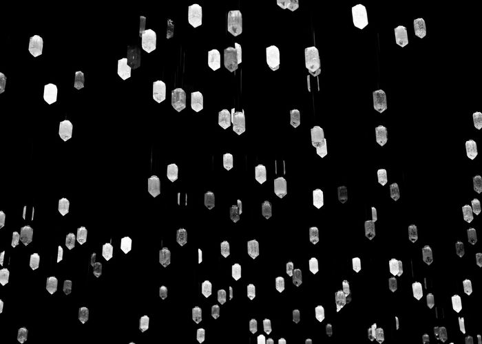 Абстрактне зображення, що символізує чіткий фокус із геометричними світловими візерунками.